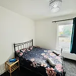 Entire Luxury House Near City Centre - Free Parking