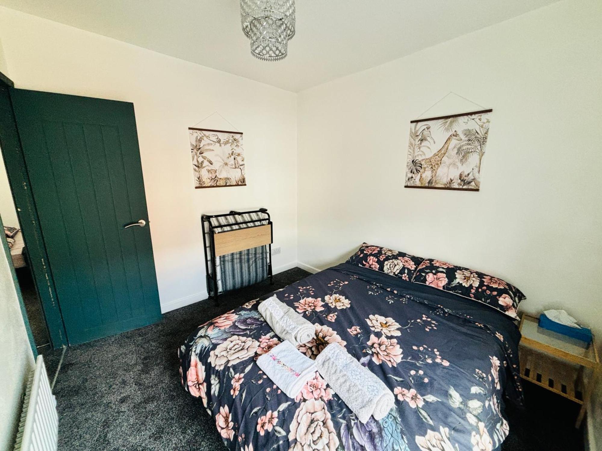 Entire Luxury House Near Centre - Free Parking Holiday home *
